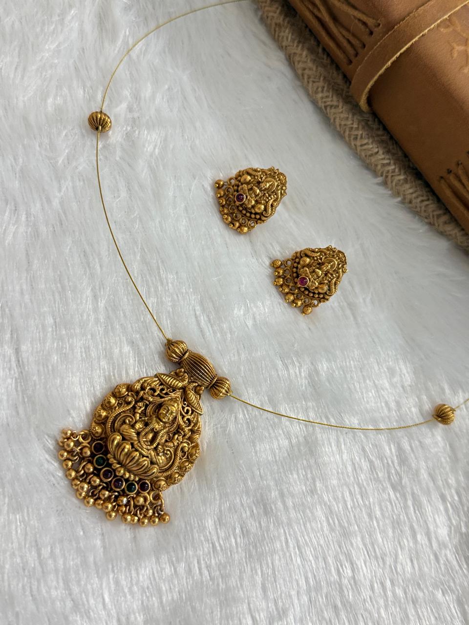 INVISIBLE LAKSHMI CHOCKER SET