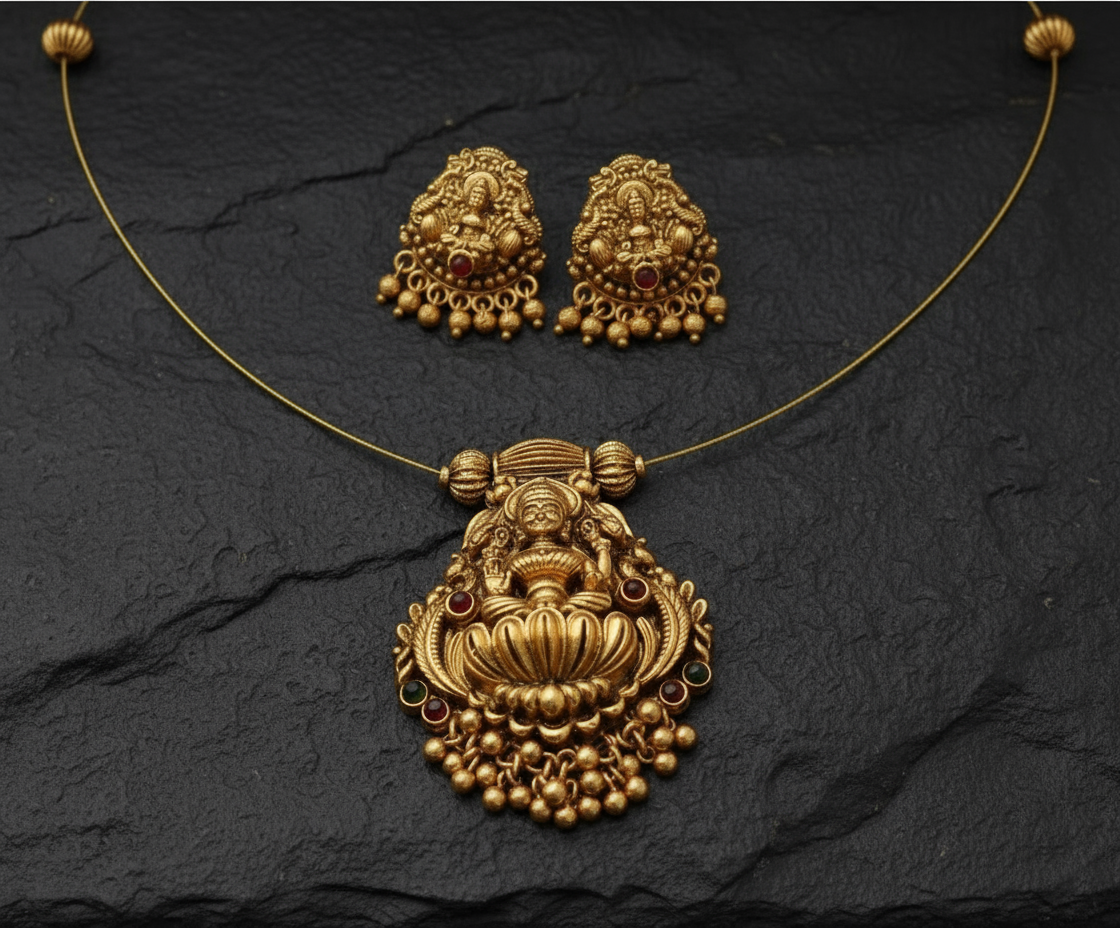 INVISIBLE LAKSHMI CHOCKER SET