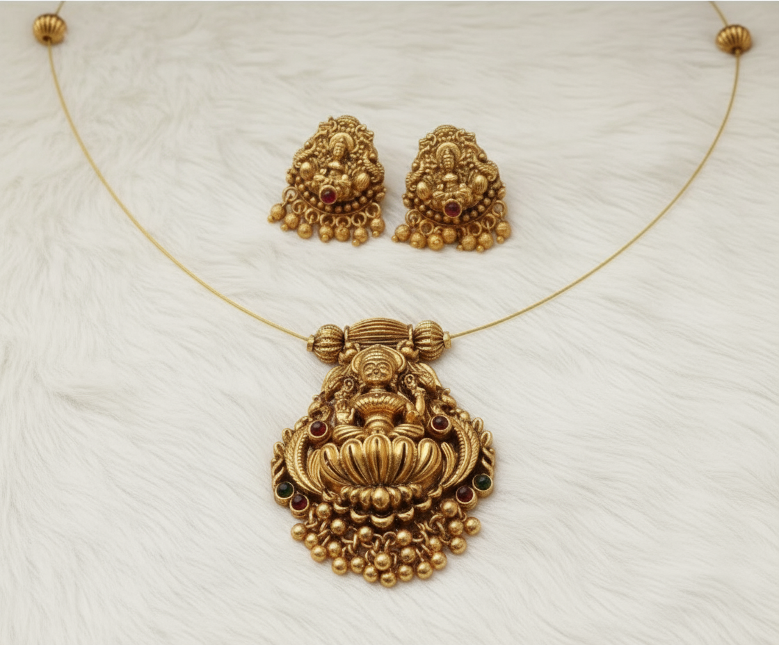 INVISIBLE LAKSHMI CHOCKER SET